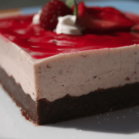 Cheesecake con salsa de fresas
