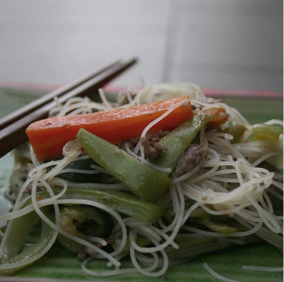 Spaghettis de arroz con verduras