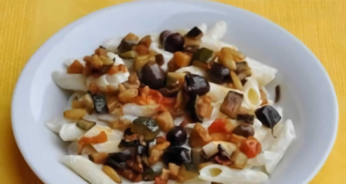 Dieta para celíacos, receta de pasta con verduras, piñones y aceitunas